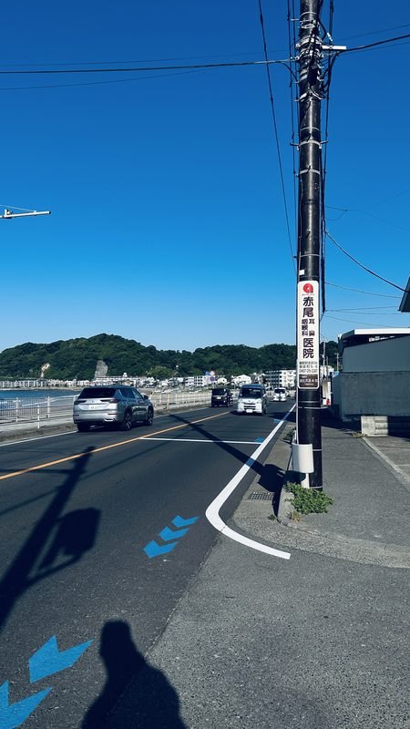 Standard traffic sign creating chromatic interference